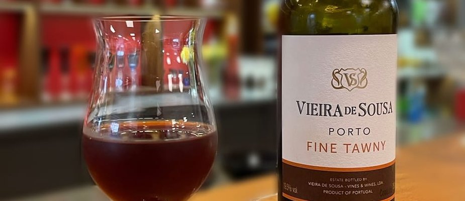 O Vinho do Porto: História e tradição a cada gole. O Vinho do Porto: História e tradição a cada gole.